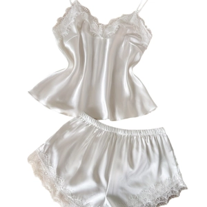 Ensemble de pyjama en satin blanc avec caraco col en V et bordures en dentelle