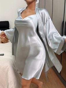 Détail d'un pyjama en satin bleu clair montrant la texture soie et le peignoir à lacets