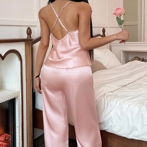 Pyjama deux pièces en satin rose avec haut à dos croisé et pantalon long fluide