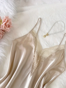 Nuisette en soie dorée champagne avec dentelle délicate sur fond de fourrure blanche