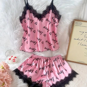 Ensemble de Pyjama en Satin Sexy pour Femmes Sans Manches Col en V Cami et Short Rose Imprimé Cœur Love Vêtements de Détente Été