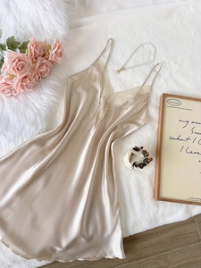Détail de la nuisette en soie champagne avec bordure en dentelle et décolleté en V chic
