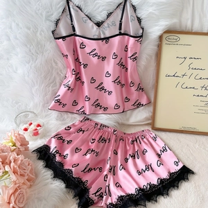 Ensemble pyjama en satin de soie rose pour femme avec dentelle noire et cœurs