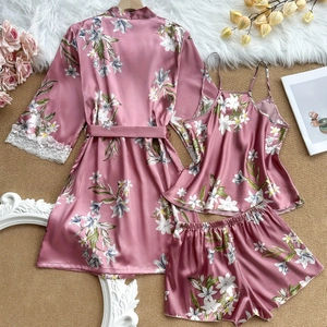 Ensemble pyjama satiné 3 pièces à fleurs avec peignoir dentelle, caraco et short rose