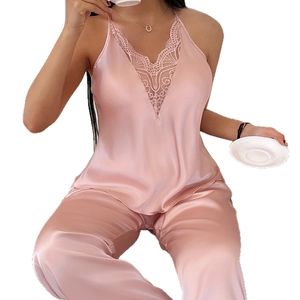 Ensemble de pyjama deux pièces en satin de soie rose avec col en V en dentelle chic