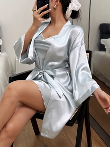 Détail d'un ensemble pyjama en soie bleu argenté avec peignoir à nouer et nuisette