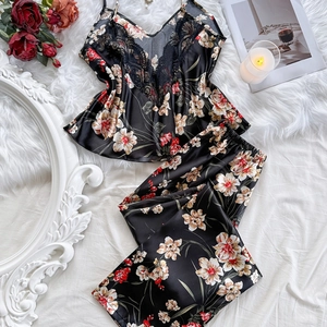 Elegante set pigiama in seta nera a due pezzi con stampa floreale e finiture in pizzo fine