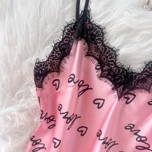 Ensemble pyjama en satin rose avec dentelle noire et motif cœurs pour femmes