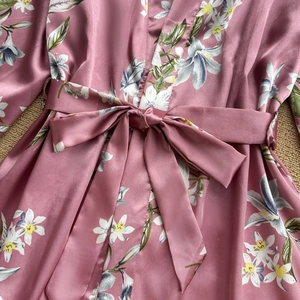 Peignoir élégant en satin de soie à fleurs pour femmes avec ceinture et fini lisse