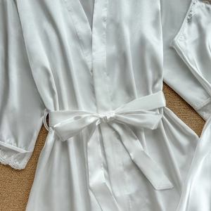 Eleganter weißer Satin-Bademantel für Damen mit V-Ausschnitt und zarten Spitzenmanschetten