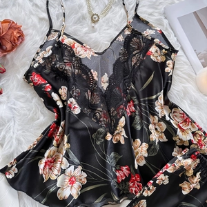 Set pigiama in raso a fiori con canotta in pizzo scollo a V e pantaloncini abbinati