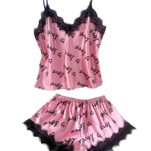 Pyjama en satin rose avec dentelle noire et imprimé Love, caraco et short