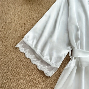 Sexy weißes Seidensatin-Bademantel-Set mit Spitzenmanschetten und Bindegürtel für Damen