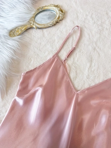 Détail de nuisette en satin rose avec bordure en dentelle et texture de soie douce