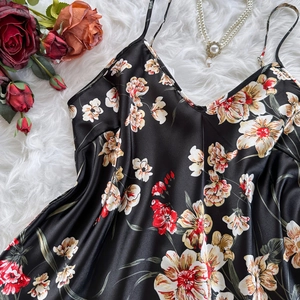 Lussuoso set da notte in raso nero a fiori con trama in seta e scollo a V