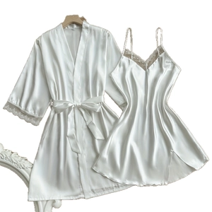 Weißes Satin-Nachtwäsche-Set, zweiteilig mit Spitzenbesatz, inklusive Morgenmantel