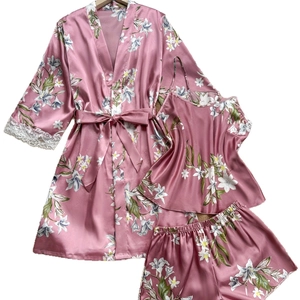 Ensemble de pyjama 3 pièces en satin rose poudré avec fleurs et bordure en dentelle