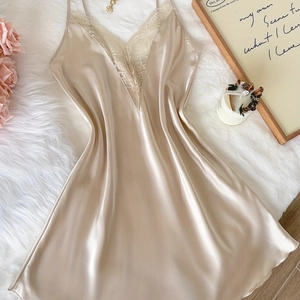 Nuisette Sexy en Satin pour Femmes Bordure en Dentelle Col en V Fines Bretelles Or Champagne Vêtements de Nuit Style Français