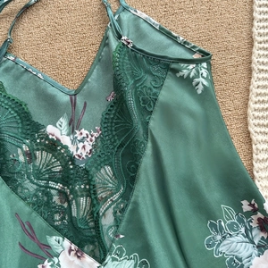Set pigiama 4 pezzi in raso verde scuro con stampa floreale e pizzo delicato decorativo