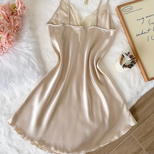 Nuisette en satin champagne pour femme avec dentelle délicate et décolleté en V