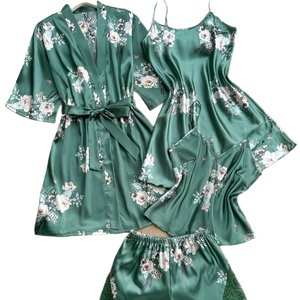 Set da casa 4 pezzi in raso verde scuro con stampa floreale e pizzo elegante