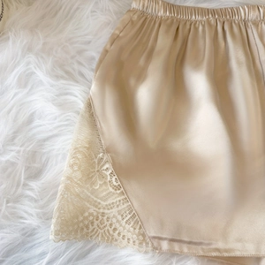 Schampagnerfarbene Satin-Pajama-Shorts mit floralem Spitzenbesatz und Gummizug-Detail
