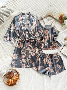 Flachbild von floralem Seiden-Pyjama-Set mit Spitzenmanschetten und dreiteiligem Loungewear-Design
