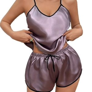 Ensemble pyjama en satin lilas avec caraco à col en V et short pour tenue de détente