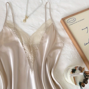 Nuisette de luxe en satin champagne avec bordure en dentelle élégante à col en V
