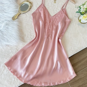 Nuisette en satin rose avec col en V en dentelle et fines bretelles réglables