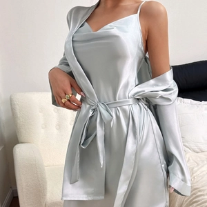 Ensemble de nuit deux pièces en satin pour femme avec robe nuisette et peignoir bleu clair