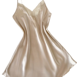 Nuisette élégante en satin champagne pour femme avec dentelle délicate au décolleté en V