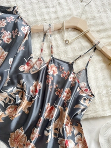 Details des floralen Satin-Nachthemds mit dunkelgrauem Stoff und eleganten Schultergurten
