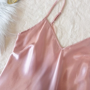 Top de pyjama en soie glacée rose avec col en V et bretelles sur fond en peluche douce