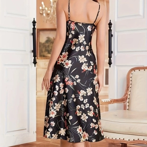 Elegantes rückenfreies Satin-Unterkleid mit Blumenmuster und feinen Trägern
