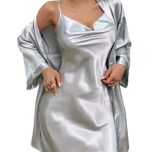 Ensemble de pyjama deux pièces en satin argenté avec robe à col en V et peignoir assorti