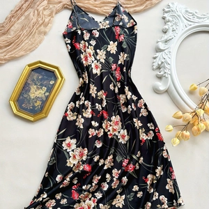 Luxuriöses Satin-Unterkleid in Schwarz mit Blumenmuster und feinen Spaghettiträgern