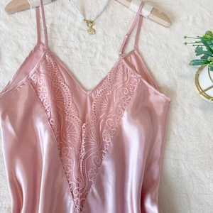 Nuisette rose en satin de soie avec bordure en dentelle et fines bretelles