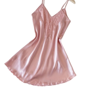 Nuisette rose en soie glacée avec bordure en dentelle et col en V sur fond blanc