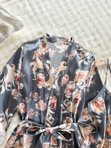 Detail von dunkelgrauem Satin-Schlafanzug mit Blumenmuster und feiner Wimpernspitze
