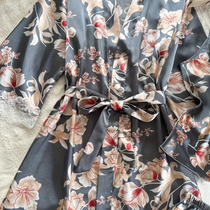 Dunkelgrauer Satin-Bademantel mit Blumenmuster, Spitzenbündchen und Bindegürtel für Damen