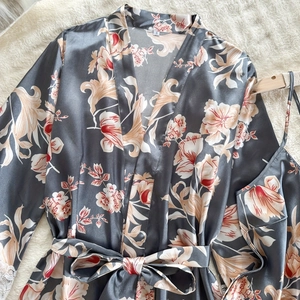 Damen-Bademantel aus Satin mit Blumenmuster, Spitzenbündchen und passendem Unterkleid