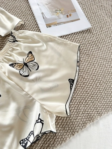 Vue détaillée du short de nuit en satin avec imprimé papillon et taille élastique