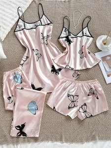 Détail à plat de l'ensemble de pyjama en satin de soie rose avec imprimé papillon