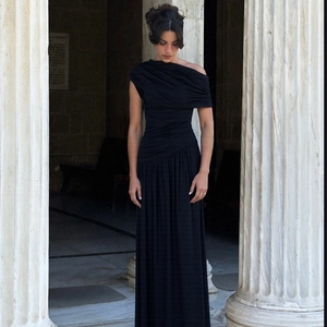 Detailaufnahme der eleganten One-Shoulder-Raffung und Falten an diesem schwarzen Abendkleid