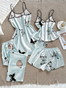 Détail à plat d'un pyjama 4 pièces en satin bleu avec imprimés papillons élégants