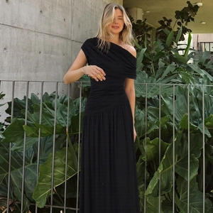 Detailansicht des gerafften Stoffes an einem schwarzen One-Shoulder-Kleid mit Draperie