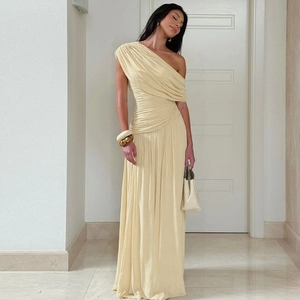 Nahaufnahme der eleganten Taillenfalten an einem blassgelben One-Shoulder Abendkleid