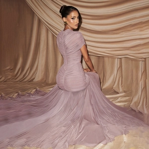 Detail van mauve mesh avondjurk met gerimpeld ontwerp en elegante open rugstijl