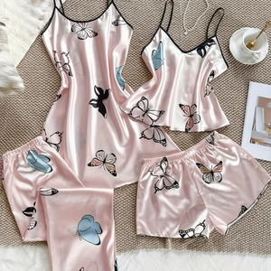Ensemble de pyjama 4 pièces en satin rose avec imprimé papillon et bordure noire